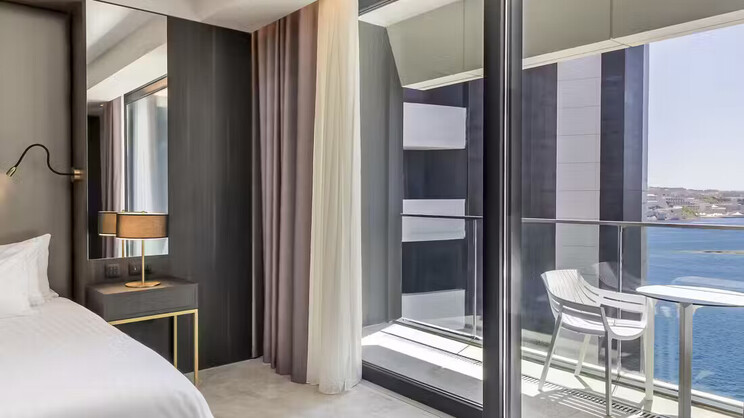 Superior Side Sea View